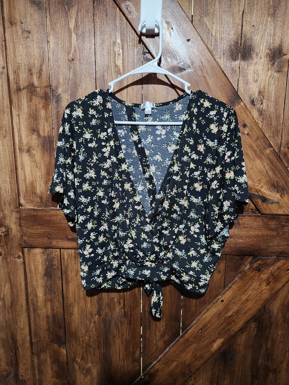 Francesca's Collections Black Floral Tie-Front Crop Top